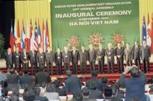 Vietnamese Party and State leaders pose for a group photo with leaders of AIPO member parliaments at the opening of AIPO-23 in Hanoi on September 9, 2002 (Photo: VNA)
