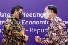 Coordinating Minister for Economic Affairs, Airlangga Hartarto (left), speaks with the Korean Minister for Energy, Industry and Trade, Moon Sun Wook, after press conference in Jakarta, Tuesday (Feb 22). (ANTARA FOTO/M Risyal Hidayat/hp)