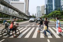 People activity in Jalan Sudirman of Jakarta on Tuesday (Oct 12, 2021). ANTARA FOTO/Rivan Awal Lingga/rwa.