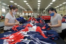 At a company producing garments for export in Thai Nguyen province (Photo: VNA)