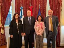 Vietnamese Ambassador to Argentina Ngo Minh Nguyet (second right) meets Justicialist Party (PJ)'s International Relations Department head, former Minister of Defence and Foreign Relations of Argentina Jorge Taiana. (Photo: VNA)