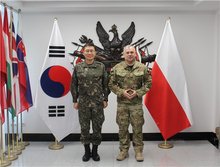 Army Chief of Staff Gen. Kim Gyu-ha (L) poses with Gen. Wieslaw Kukula, chief of the General Staff of the Polish Armed Forces, during their meeting in Warsaw, Poland, on Sept. 14, 2026 (local time), in this photo provided by the South Korean Army. (PHOTO NOT FOR SALE) (Yonhap)