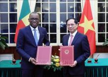 Foreign Minister Bui Thanh Son and his Beninese counterpart Olushegun Adjadi Bakari exchange the MoU on cooperation between the two foregin ministries after their talks in Hanoi on December 14.