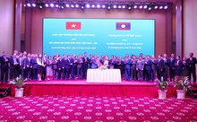 Heads of the border delegations of Vietnam and Laos exchange signed memoranda at the 34th annual meeting in Vientiane. (Photo: VNA)