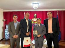 Vietnamese Ambassador to Brazil Bui Van Nghi (second from right) and Vice Mayor of Rio de Janeiro Nilton Caldeira (third from right). (Photo published by VNA)