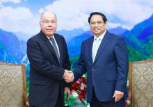 Prime Minister Pham Minh Chinh (right) receives Brazilian Minister of Foreign Affairs Mauro Vieira in Hanoi on April 10. (Photo: VNA)