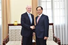 Vietnamese Minister of Foreign Affairs Bui Thanh Son (right) holds talks with Canadian Deputy Minister of Foreign Affairs David Morrison in Hanoi on Thursday. (Photo: VNA)