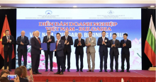 Bulgarian President Rumen Radev (sixth from the right) and other delegates witness representatives of Vietnamese and Bulgarian businesses exchanging cooperation agreements at the forum. (Photo: VNA)