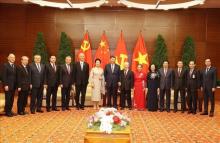 Party General Secretary of Vietnam Nguyen Phu Trong (seventh from right) and his spouse in a group photo with Party General Secretary and President of China Xi Jinping (eighth from right), his spouse, and officials of the two countries in Hanoi on December 13 (Photo: VNA)