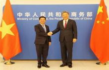 Vietnamese Minister of Industry and Trade Nguyen Hong Dien (L) and Chinese Minister of Commerce Wang Wentao shake hands before co-chairing the 13th session of the Vietnam-China Economic and Trade Cooperation Committee (Photo: VNA)
