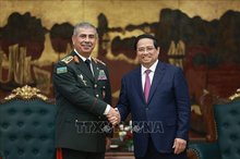 Prime Minister Pham Minh Chinh (right) and Azerbaijan’s Minister of Defence Colonel General Hasanov Zakir Asgar Oglu at their meeting in Hanoi on September 4. (Photo: VNA)