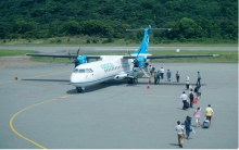 A plane picks up passengers at the Con Dao Airport (Photo: VNA)