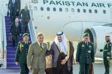 Pakistani Prime Minister Arrives in Riyadh to Take Part in FII9