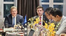 Maros Sefcovic (left), European Commissioner for Trade and Economic Security, at the press conference in Hanoi. (Photo: VNA)