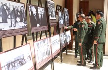 Representatives from the Lao Ministry of National Defence at the photo exhibition. (Photo: VNA)