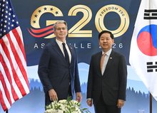 Finance Minister Koo Yun-cheol (R) poses for a photo with U.S. Treasury Secretary Scott Bessent during a Group of 20 (G20) meeting of finance ministers held in Asheville, North Carolina, on Sept. 1, 2026 (U.S. time), in this photo released by the Ministry of Finance and Economy. (PHOTO NOT FOR SALE) (Yonhap)