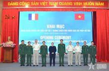Delegates attending the opening ceremony of the Combat First Aid Level 1 Training Course pose for a photo. (Photo: qdnd.vn)