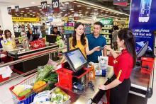 Customers buy goods at VinMart. VinCommerce, operator of VinMart, has acquired Fivimart supermarket system. (Source: VNA)