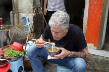 Late celebrity chef Anthony Bourdin enjoys bun oc (rice vermicelli with snails) in Hanoi. (Photo courtesy of Anthony Bourdin)
