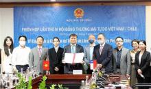 Deputy Minister of Industry and Trade Do Thang Hai (centre) poses for a group photo with participants of the meeting in Hanoi (Photo: VNA)