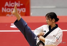 South Korea's Jung Ha-eun performs during the semifinals of the women's taekwondo individual poomsae at Toyohashi Gymnasium in Toyohashi, some 85 kilometers southeast of Nagoya, Japan, on Oct. 1, 2026. (Yonhap)