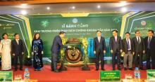 Deputy Minister of Finance Nguyen Duc Chi beats the gong on January 2 to mark the stock market's first trading session of 2024. (Photo: VNA)