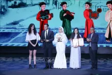 The Best Actor in a Feature Film goes to Payman Maadi from Iran’s “Hard Shell” while The Best Actress in a Feature Film is presented to Tiina Tauraite from Estonia’s “8 Views of Lake Biwa.” (Photo: VNA)