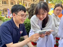 Students are guided on how to download and install the anti-online scam application as part of the “Not Alone” campaign. (Source: VNA)