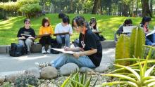 Students are drawing in Tao Dan Park (Photo: sggpnews.org.vn)