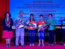 Cuban Consul General Indira Lopez Arguelles (left) and Chairwoman of the Vietnam-Cuba Friendship Association of HCM City Truong Thi Hien (right) present gifts to winners of the poster contest commemorating the 50th anniversary of Che Guevara's death (Photo: hcmcpv.org.vn)