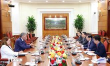 Politburo member, Secretary of the Communist Party of Vietnam (CPV) Central Committee and Chairman of its Commission for Internal Affairs Phan Dinh Trac (second, right) receives a delegation from the United Left Movement Party (MIU) of the Dominican Republic, led by its General Secretary. (Photo: VNA)