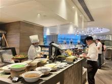 Vietnamese dishes are served at Cafe East, New World Millennium Hong Kong Hotel, Hong Kong (China). (Photo: VNA)