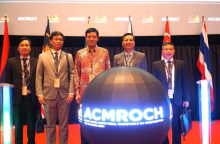 Vietnamese Ambassador to Malaysia Dinh Ngoc Linh (second from right) and Deputy Minister of Construction Bui Xuan Dung (centre) at the event (Photo: VNA)