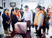 Party General Secretary To Lam visits and presents gift to an affected family in Hue city. (Photo: VNA)