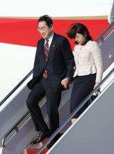 Japanese Prime Minister Fumio Kishida (L) and his wife Yuko arrive at Joint Base Andrews near Washington on April 8, 2024. (Kyodo)