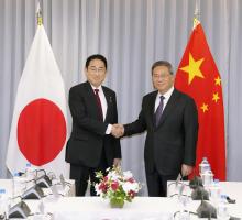  Japanese Prime Minister Fumio Kishida (L) and Chinese Premier Li Qiang shake hands ahead of their talks in Seoul on May 26, 2024. (Kyodo)