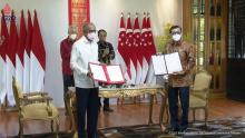 Law and Human Rights Minister Yasonna H. Laoly (right) representing Indonesia during the signing of the extradition treaty with the Singaporean government. (ANTARA/HO-Ministry of Law and Human Rights/KT)