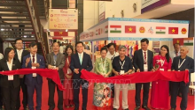 Delegates cut the ribbon to open the Vietnamese pavilion at the Uttar Pradesh International Trade Show 2024. (Photo: VNA)