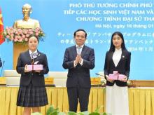 Deputy PM Tran Luu Quang presents gifts to Vietnamese and Japanese students. (Photo: VNA)