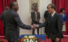 President Uhuru Kenyatta of Kenya (L) welcomes Ambassador Nguyen Kim Doanh (Source: vov.vn)