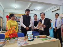 Representatives from the Consulate General of India in Ho Chi Minh City and Ben Tre province visit "India Corner" at Nguyen Dinh Chieu Library. (Photo: VNA)