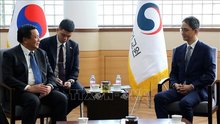 Nguyen Xuan Thang, Politburo member, President of the Ho Chi Minh National Academy of Politics (L) meets with Park Cheol Hee, Chancellor of the Korea National Diplomatic Academy (KNDA). (Photo: VNA)
