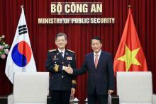 Minister of Public Security Senior Lieutenant General Lương Tam Quang (right) and Commissioner General of the Korean National Police Agency (KNPA) Cho Ji-ho at the meeting on Sunday. (Photo: VNA)