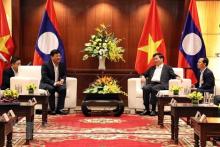 Lao Prime Minister Thongloun Sisoulith (R) and Vice Secretary of the municipal Party Committee Vo Cong Tri (Photo: VNA)