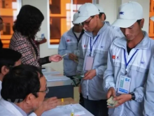 Workers fulfill procedures to go to the Republic of Korea for employment. (Photo: VNA)
