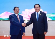 PM Pham Minh Chinh (L) and his Lao counterpart Sonexay Siphandone. (Photo: VNA)