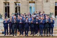 South Korean President Lee Jae Myung (5th from L, F) and French President Emmanuel Macron (6th from L, F) pose for a photo with participants at a business roundtable in Paris on Sept. 8, 2026, in this pool photo. (PHOTO NOT FOR SALE) (Yonhap)
