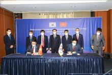 At the signing ceremony. (Photo: VNA)