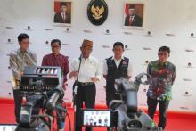 Coordinating Minister for Human Development and Culture, Muhadjir Effendy (center), antara