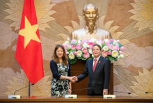 NA Vice Chairman Nguyen Duc Hai (R) and California State Treasurer Fiona Ma (Photo: VNA)